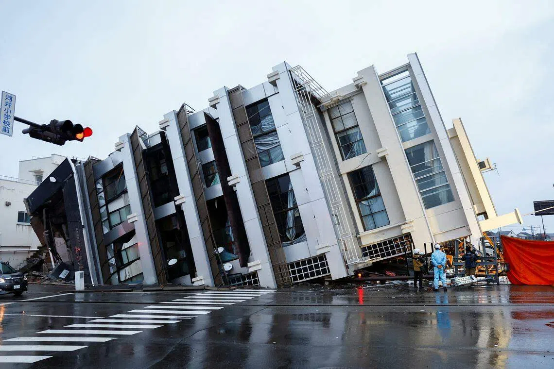 石川县轮岛市这座建筑物在强震后倒塌。（路透社）