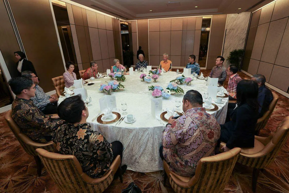 李显龙资政（黄衣）星期一与坐在他右边的马国国会反对党领袖韩沙再努丁，及其他反对党领导者共进早餐。 （新加坡总理公署提供）