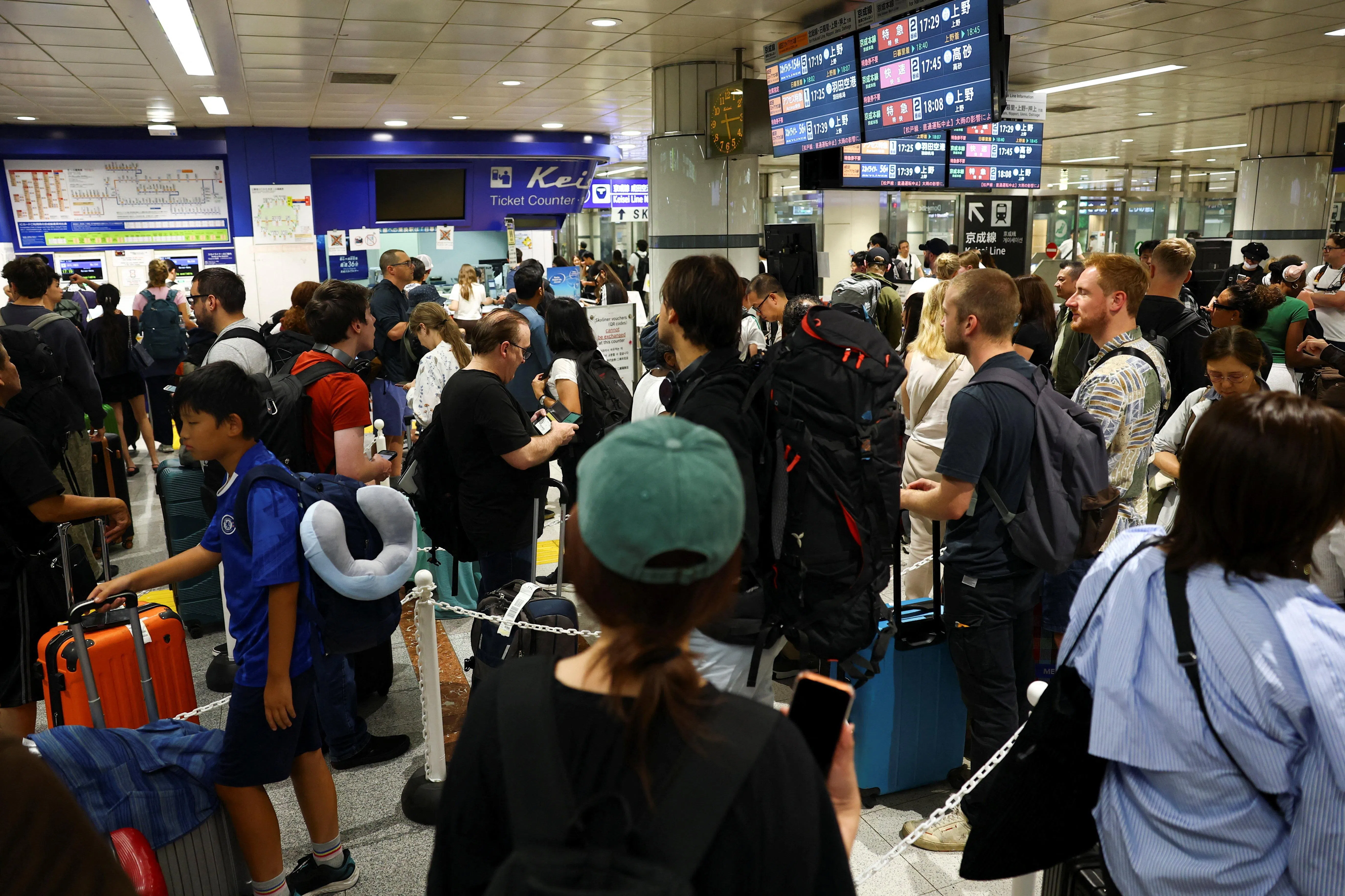 由于连接东京市中心的巴士和列车同时停运，大批抵达成田机场的旅客滞留航站楼。（路透社）