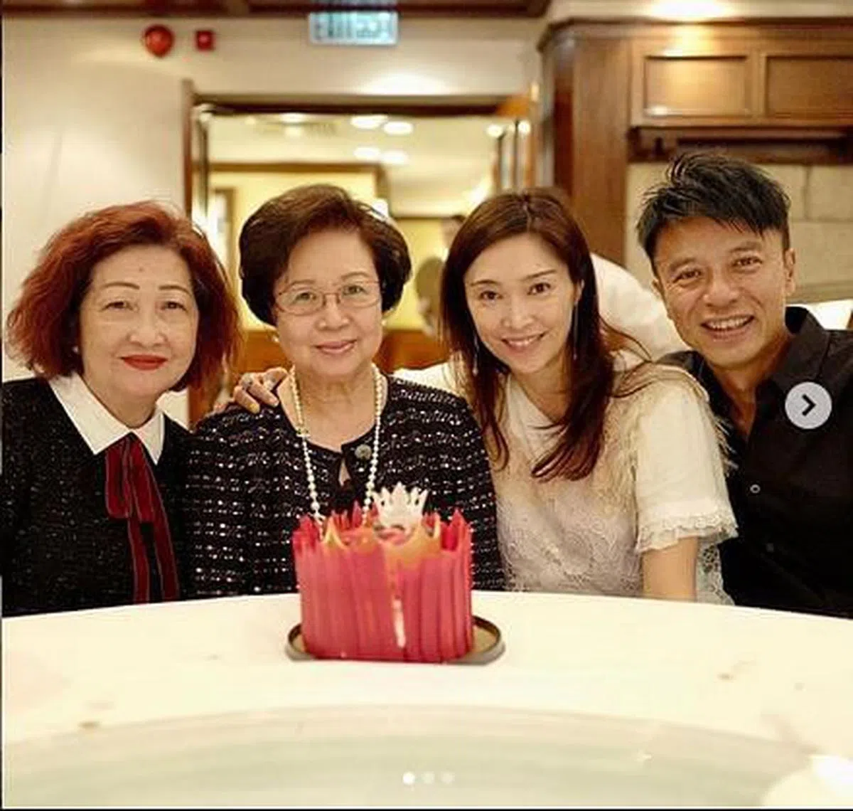 李克勤（右起）和卢淑仪，配彼此的母亲出外用餐。（IG）