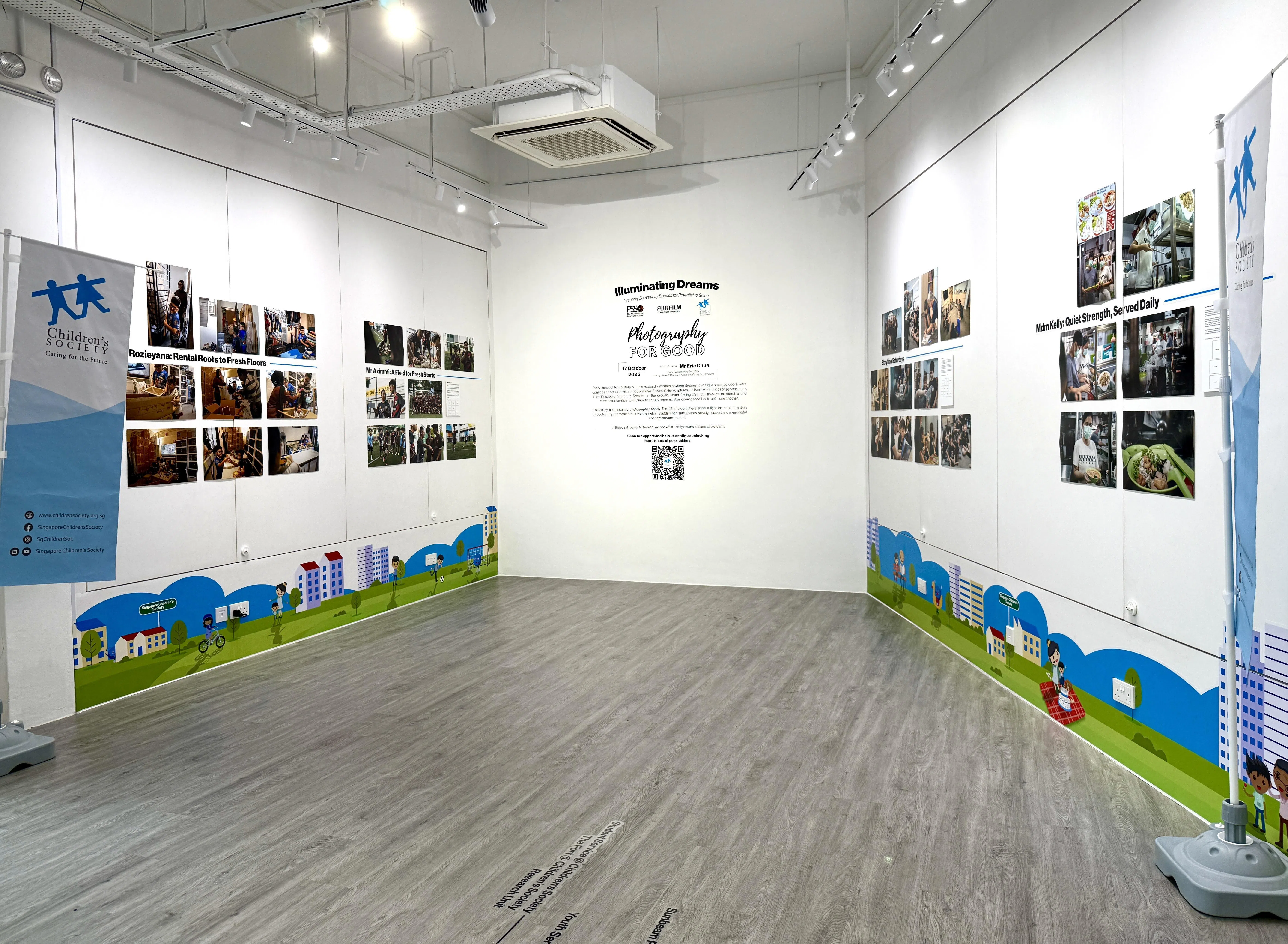新加坡摄影学会与新加坡儿童会联办的摄影展“Photography for Good: Illuminating Dreams”通过91幅作品呈现10个本地青少年和家庭的故事。（陈映蓁摄）