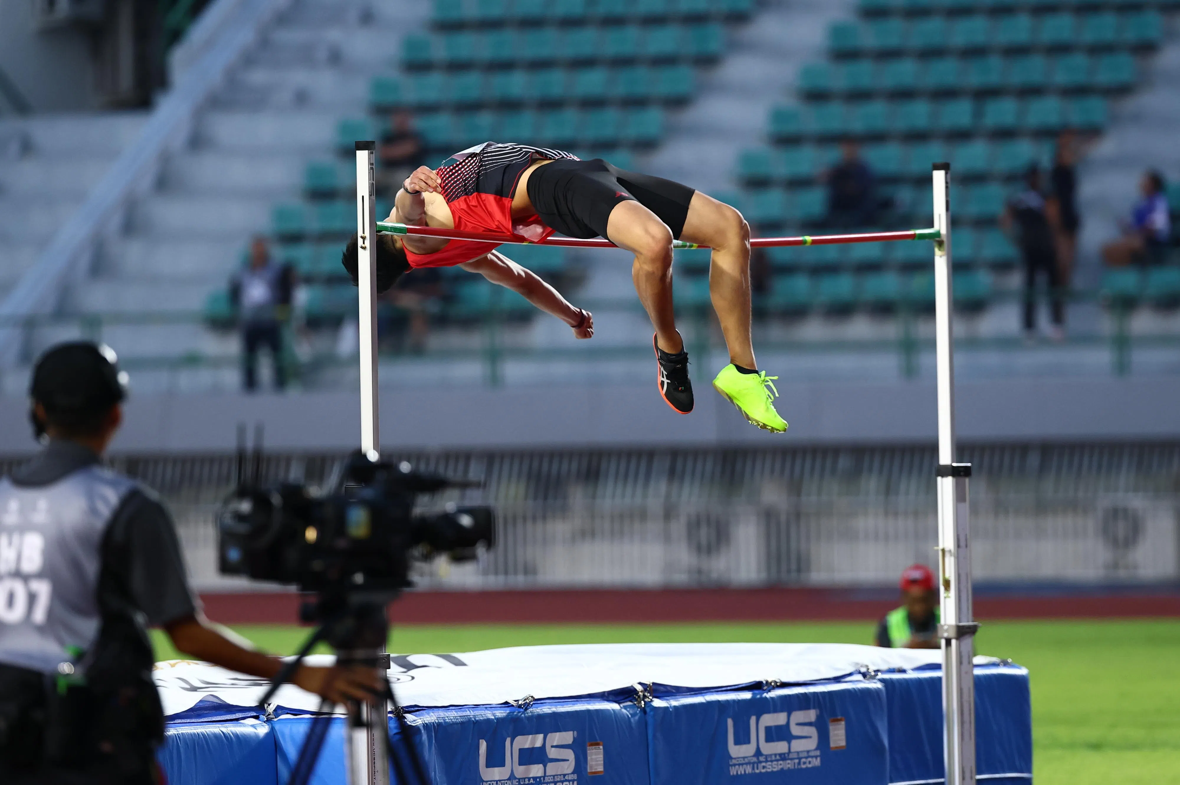 甘凯恩（中）的银牌对自己和新加坡来说意义都很重大。（新加坡体育理事会提供）