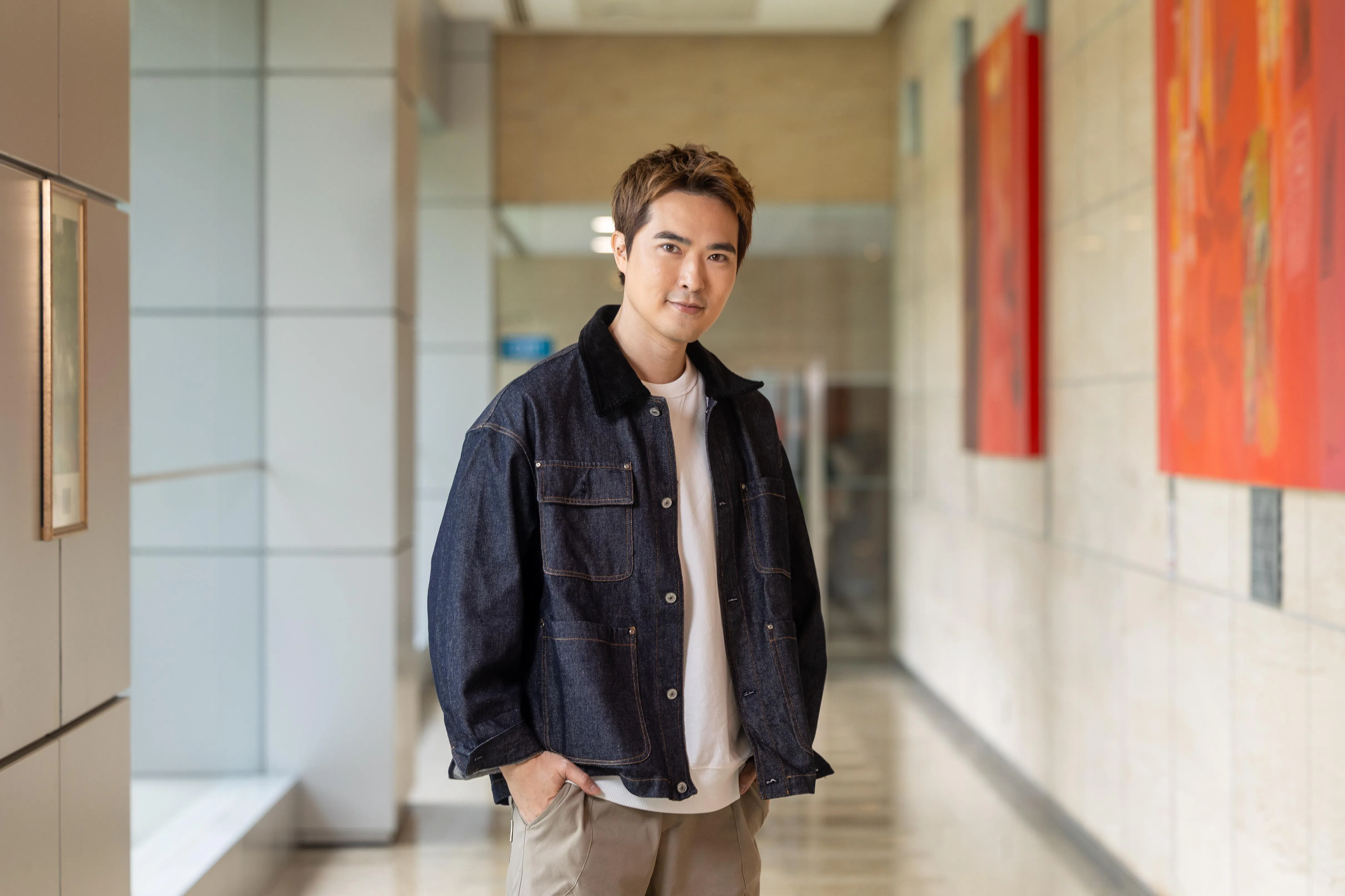 入行20年，李腾从抱着尝试的心态，一路走到现在，持续为演艺事业探索更多可能。（吴先邦摄／发型：Air Salon／化妆：Dorcas）