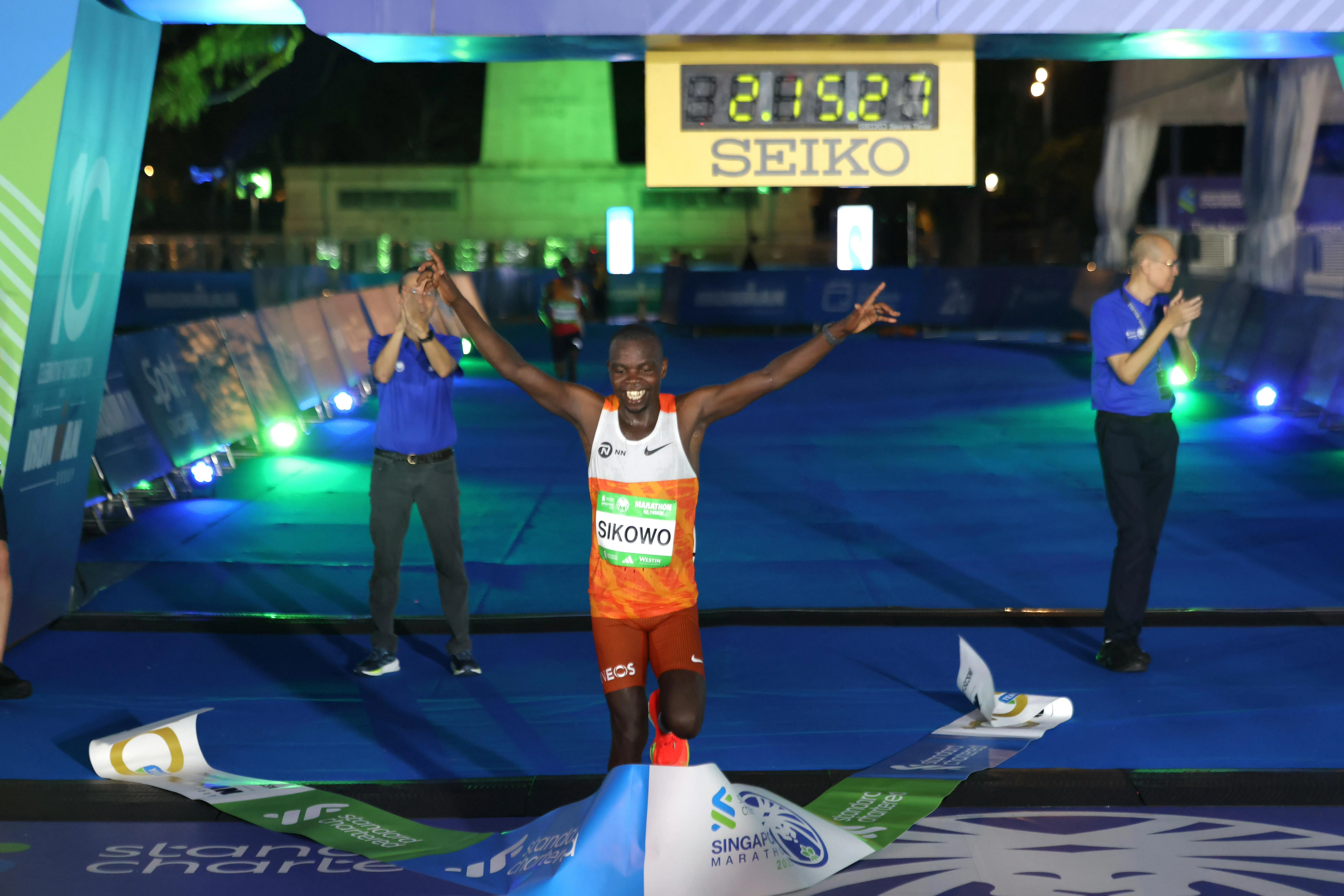 乌干达选手阿贝尔·西科沃（前）率先冲线，成功夺冠。他去年原本获得亚军，但在肯尼亚选手杰弗里·耶贡因查出禁药被移除成绩并禁赛两年后，西科沃递补成为冠军，此役则是完成卫冕。（梁麒麟摄）