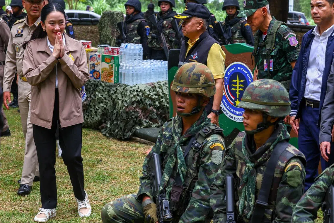 泰国首相佩通坦（左）周四到东部沙缴府的边境小镇视察，了解边境管制措施对当地人民的影响。（路透社）