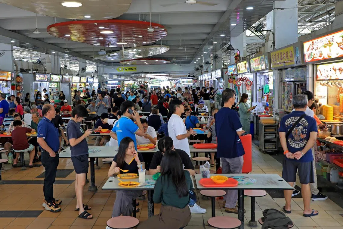 宏茂桥628熟食中心，用餐时间人头攒动。（何炳耀摄）