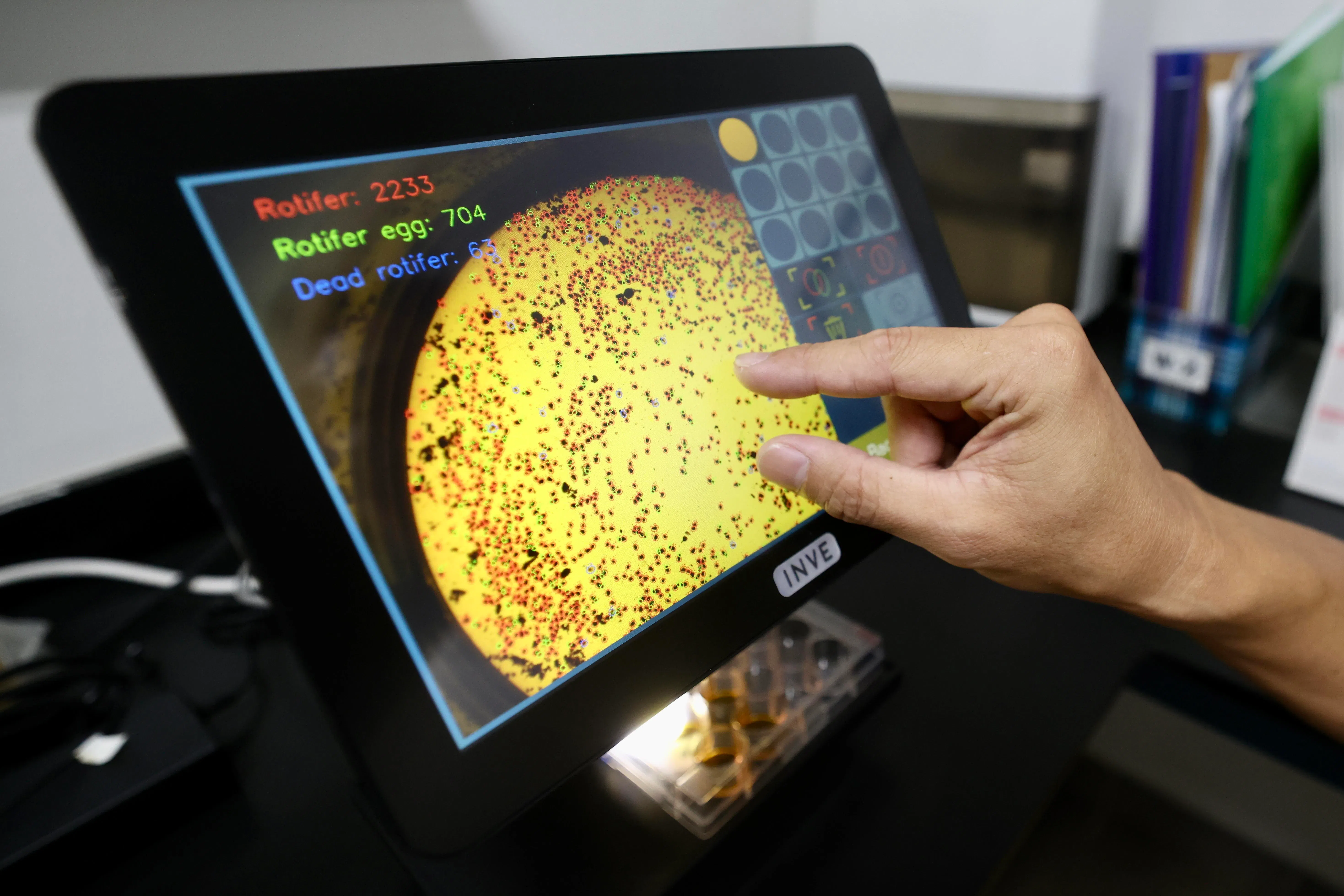 海水养殖中心的科研人员在过去需要人工计算轮虫数量，如今利用先进的人工智能技术，可迅速算出轮虫的数量。（陈斌勤摄）