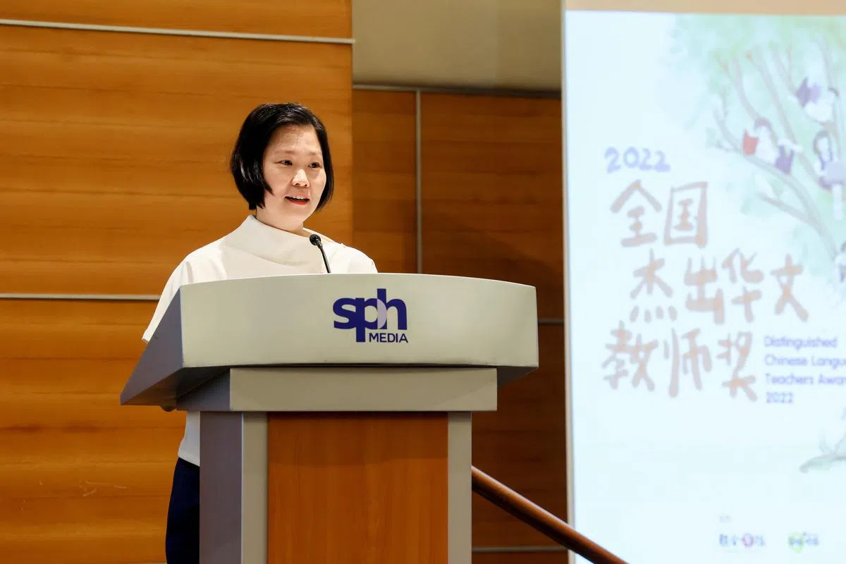 教育部兼人力部政务部长颜晓芳鼓励教师们要积极变通、寻求多元尝试。（卓祾祎摄）