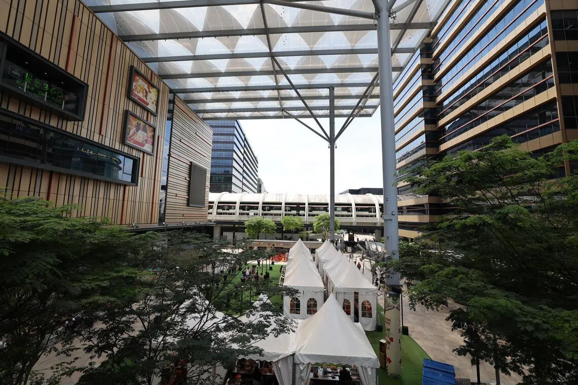 POPS空间的出现，意味着社区可以迎来更多活动，例如PLQ Mall等商场便会不定时举办市集，从两旁高耸的办公楼望下来，就是热闹的市集。（邝启聪摄）