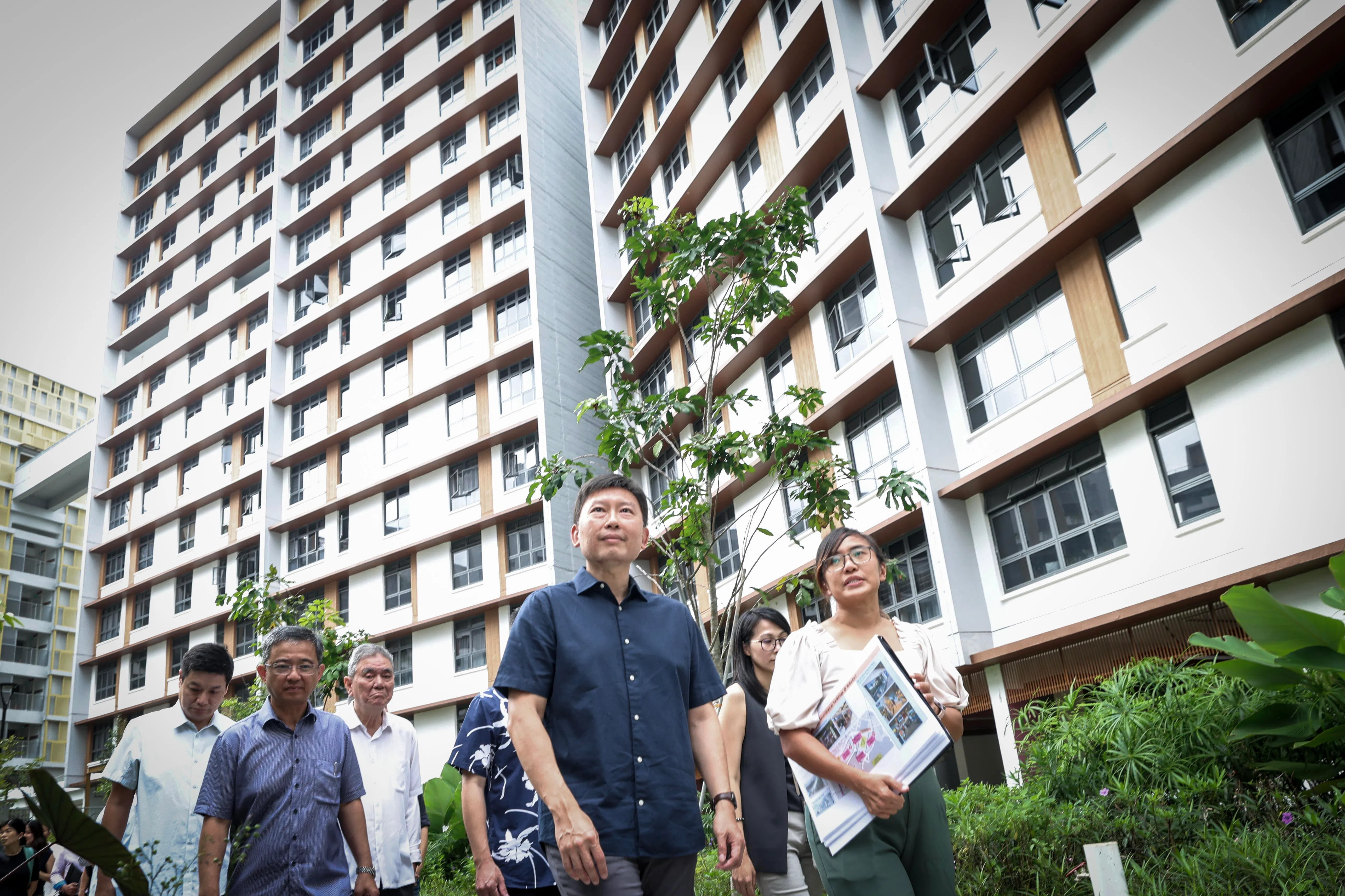 1月8日，国家发展部长徐芳达（右三）在建屋局官员陪同下参观比达达利ParkEdge项目，并接受媒体联访。（郑一鸣摄）