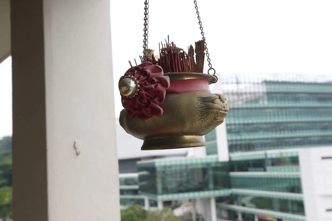 组屋走廊焚烧普通冥纸香烛，容易引来邻居投诉。（档案照片）