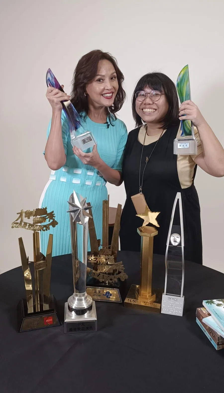 资深艺人更懂得与媒体保持关系的重要性。图为艺人陈丽贞与记者蔡欣盈在访问后合照。（蔡欣盈提供）