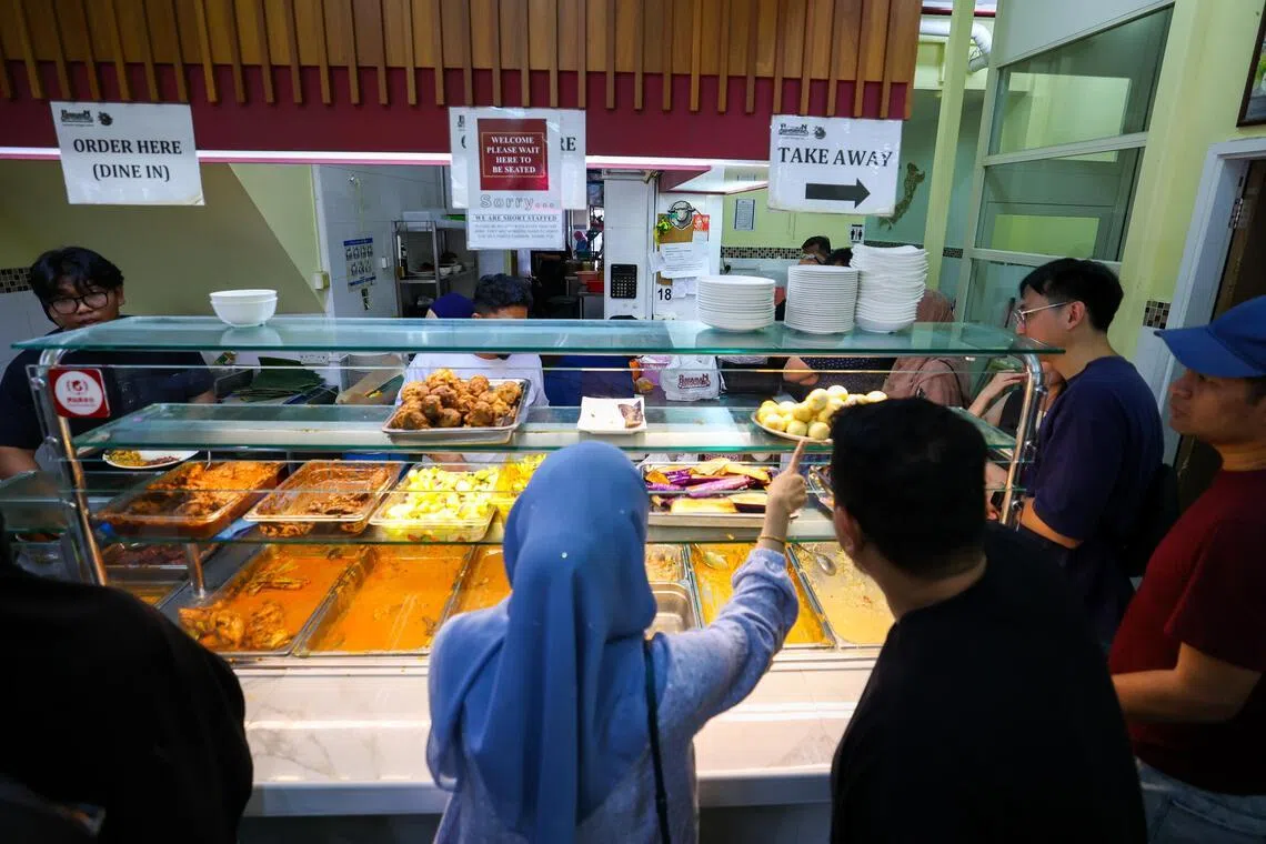 餐馆第二代传人马纳夫受访时说，餐馆歇业跟租金没关系，目前还没决定会休息多久，不排除重新在其他地点开小店铺。（林明顺摄）