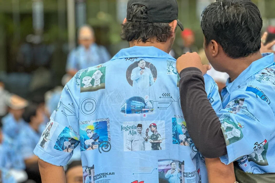 支持者衣服上印有普拉博沃和吉布兰的各种“迷因”（Meme），两人也化身为动漫人物。（陈雅恩摄）