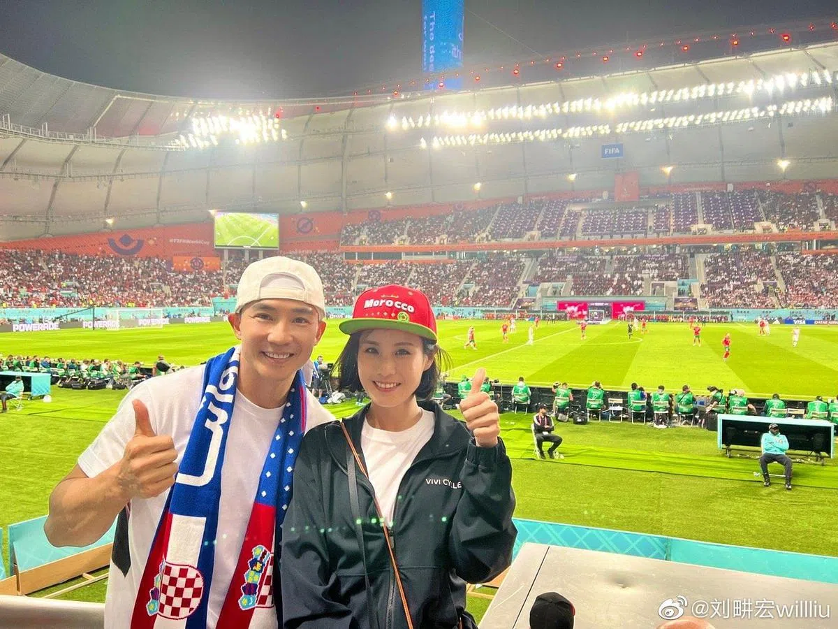 刘畊宏与妻子王婉霏飞到卡塔尔看球赛。（取自艺人微博）