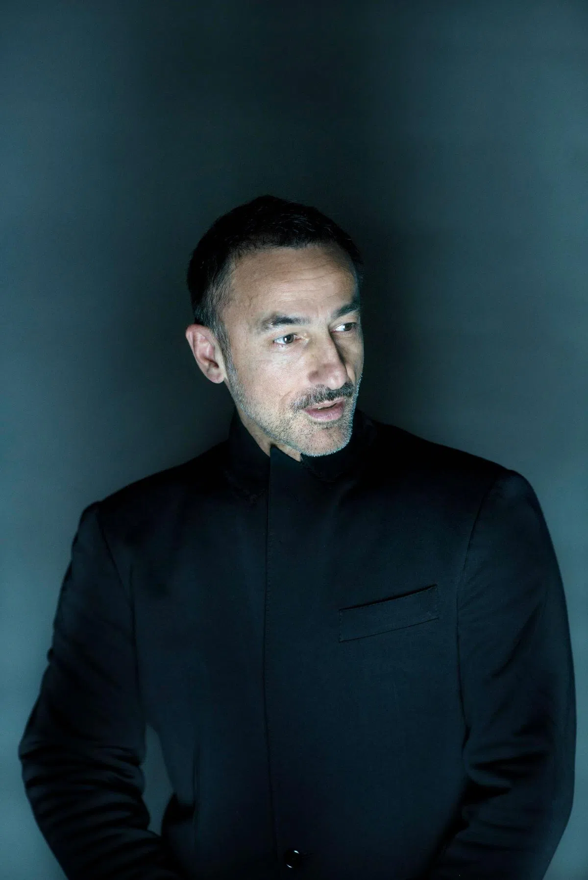 帕派约安努是时下国际炙手可热的舞台导演、舞蹈设计和视觉艺术家。（Julian Mommert摄／滨海艺术中心提供）