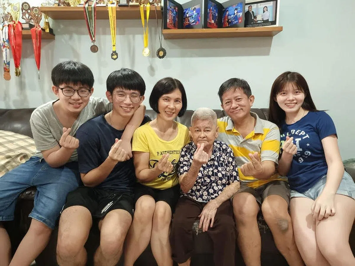 黄照财（左二）和妹妹黄鉫雯（右一）在前天抵家，与疫情后分隔两地的家人相聚。（受访者提供）