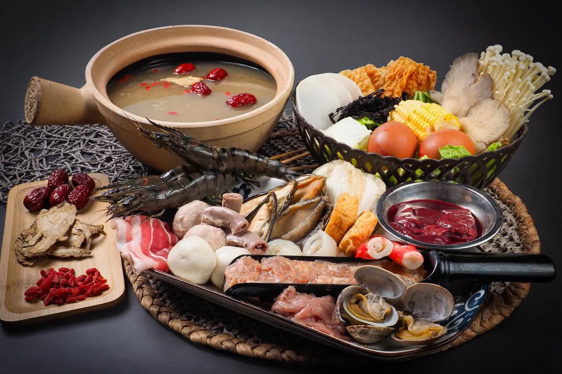 海鲜火锅配料多，适合几人共享。（餐馆提供）