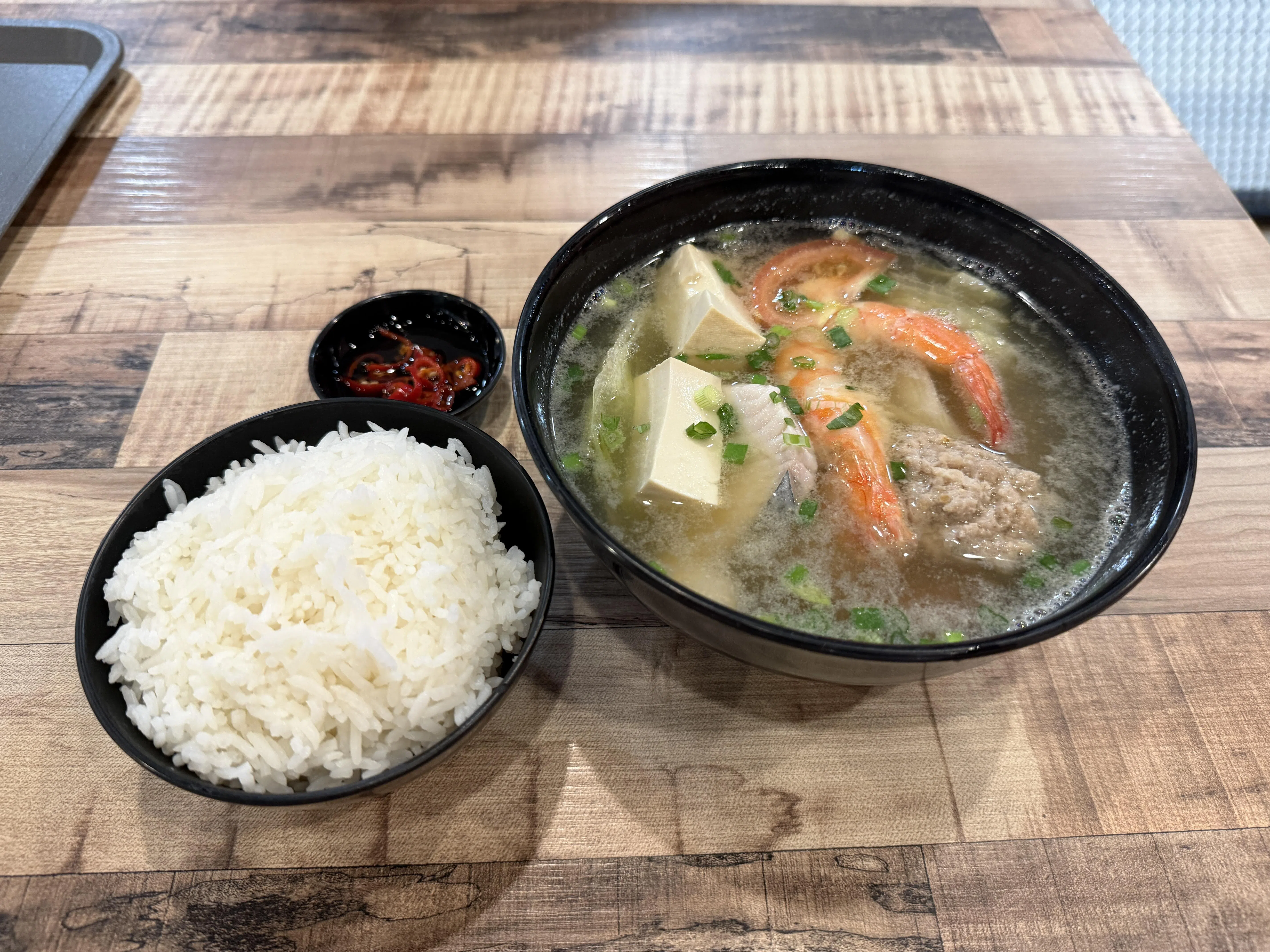一品海鲜汤材料丰富，汤头鲜甜。（陈映蓁摄）