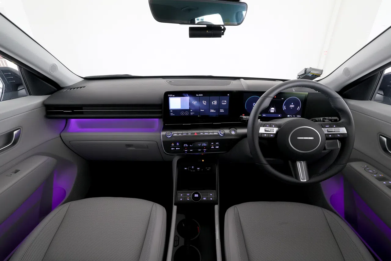 车子内部宽敞，布局简洁利落，氛围灯颜色可以调节。（龙国雄摄）