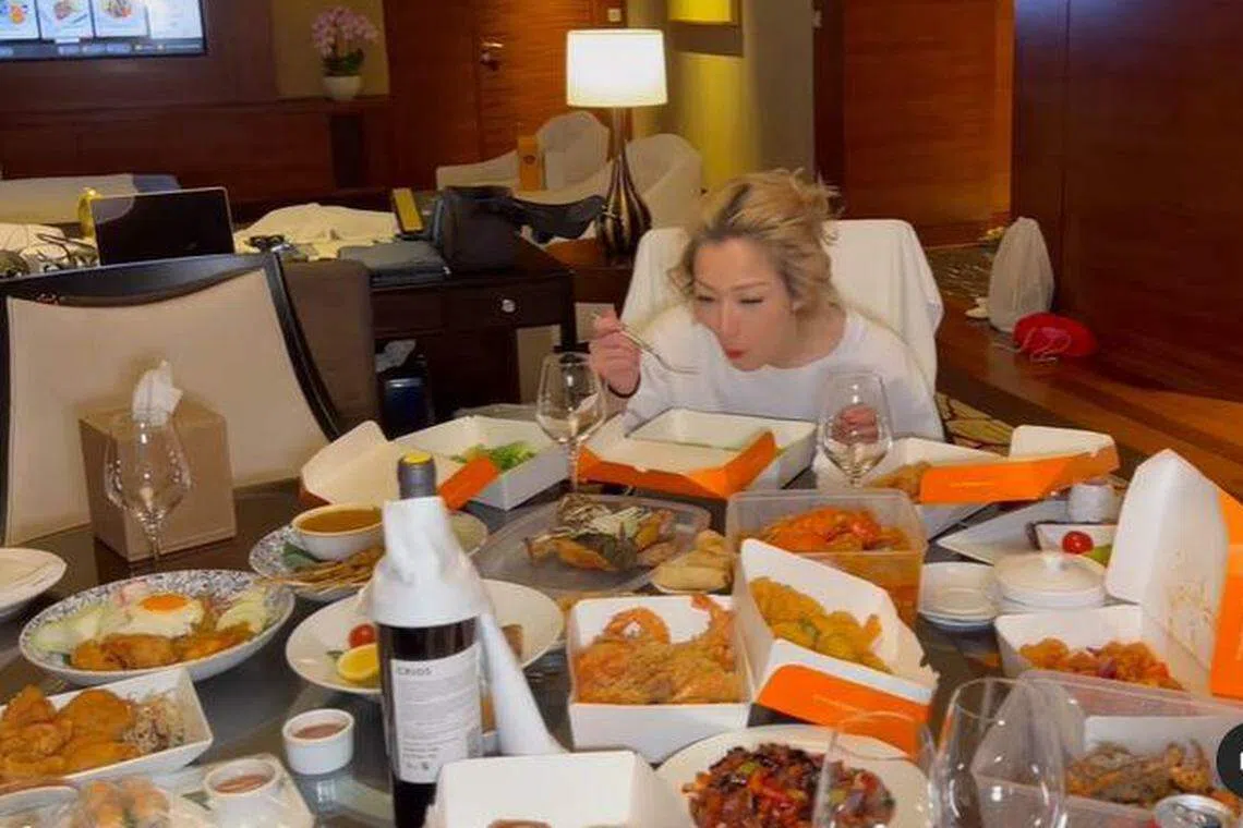 郑秀文在酒店大尝辣椒螃蟹、黑胡椒螃蟹等美食。（取自艺人IG）