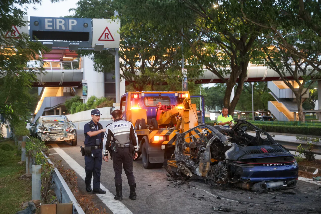 尼诰大道旁边的支路3月2日发生一起致命事故，导致一人不幸活活烧死。（蔡家增摄）