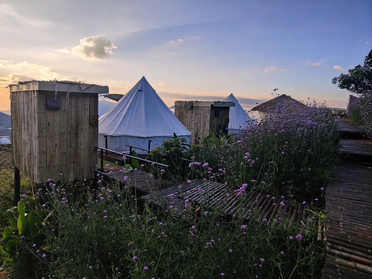 每个蒙古包式露营帐篷，旁边都有一个独立卫生间。（陈默汎摄）