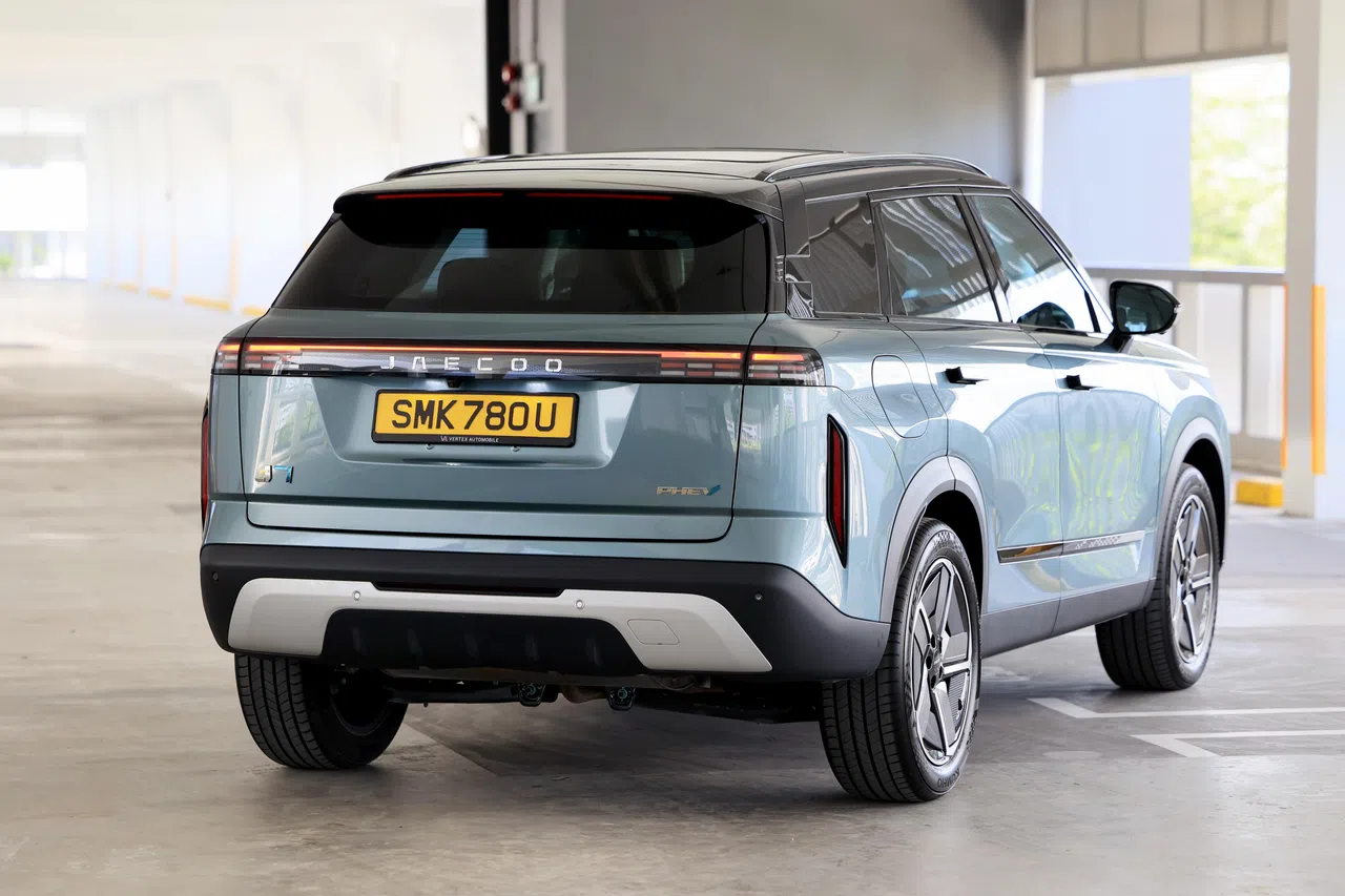 尾部由一条红灯条贯穿，两侧尾灯采用像素设计元素。（龙国雄摄）