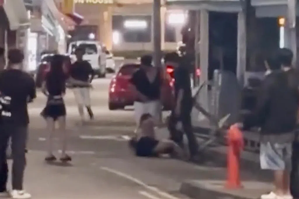 武吉士一带 一群男女当街爆冲突