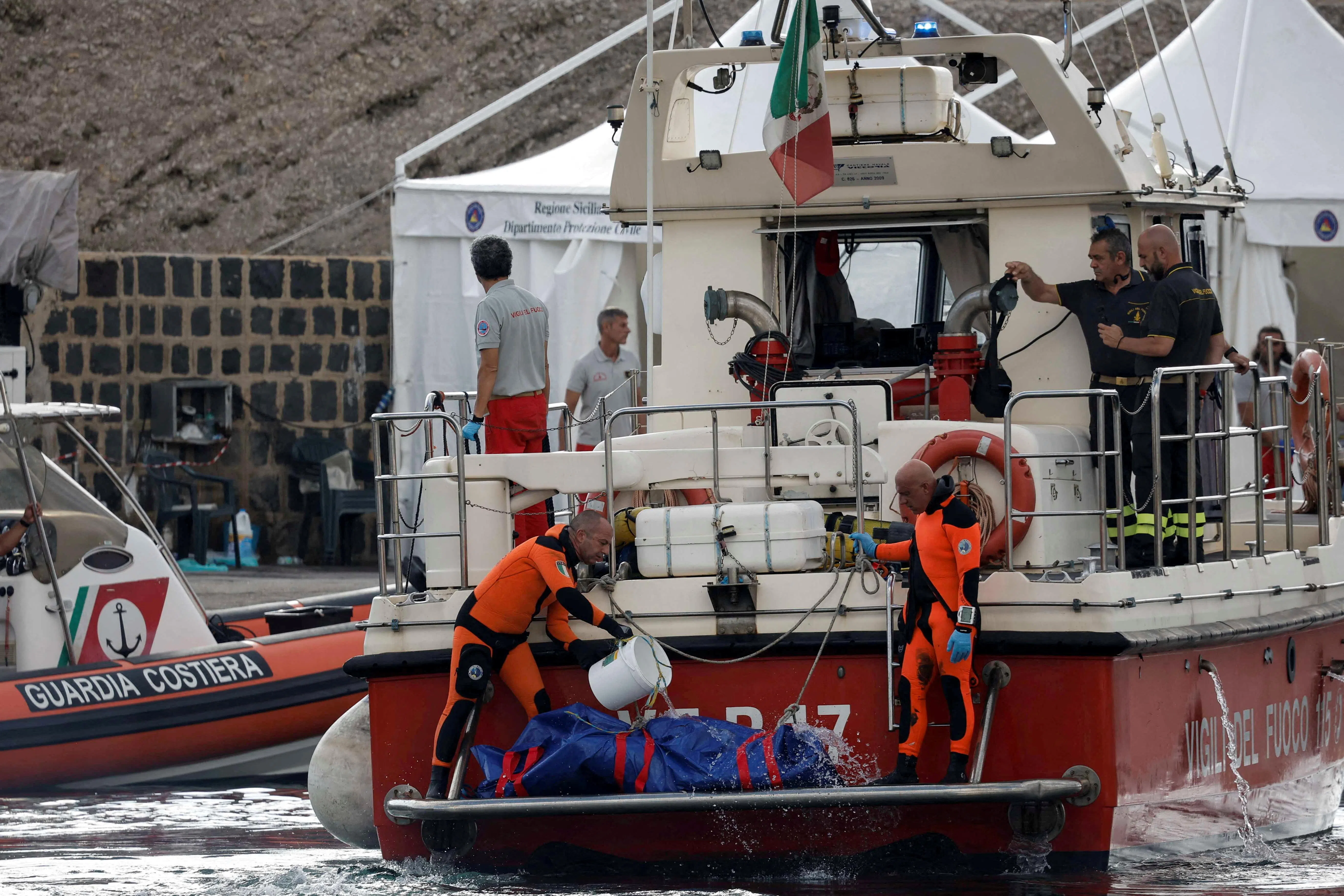 8月22日，救援人员把英国科技企业家迈克·林奇的遗体运到波蒂塞洛岸边。（路透社）
