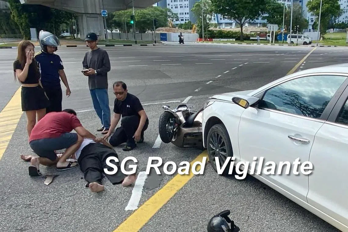 一名70岁电单车骑士在意识不清醒情况下送院，30岁女驾驶因疏忽驾驶而导致他人受伤被捕。（SG Road Vigilante视频截图）