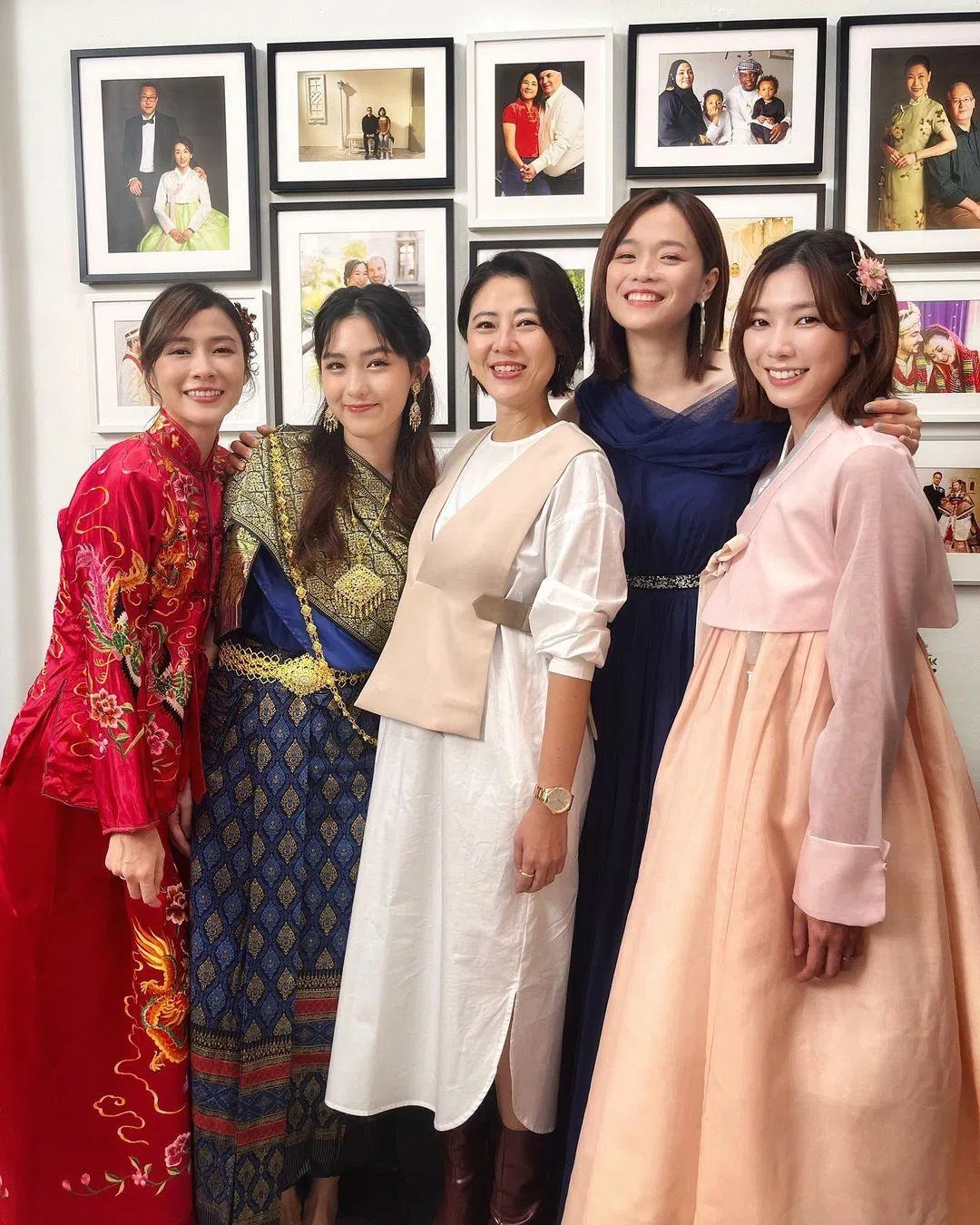 黄晶玲（右一）与《嫁给不同世界的你》演员群合照，左起为郑六月、泰国演员Panitsara Yang、许美珍及陈凤玲。（取自黄晶玲IG）