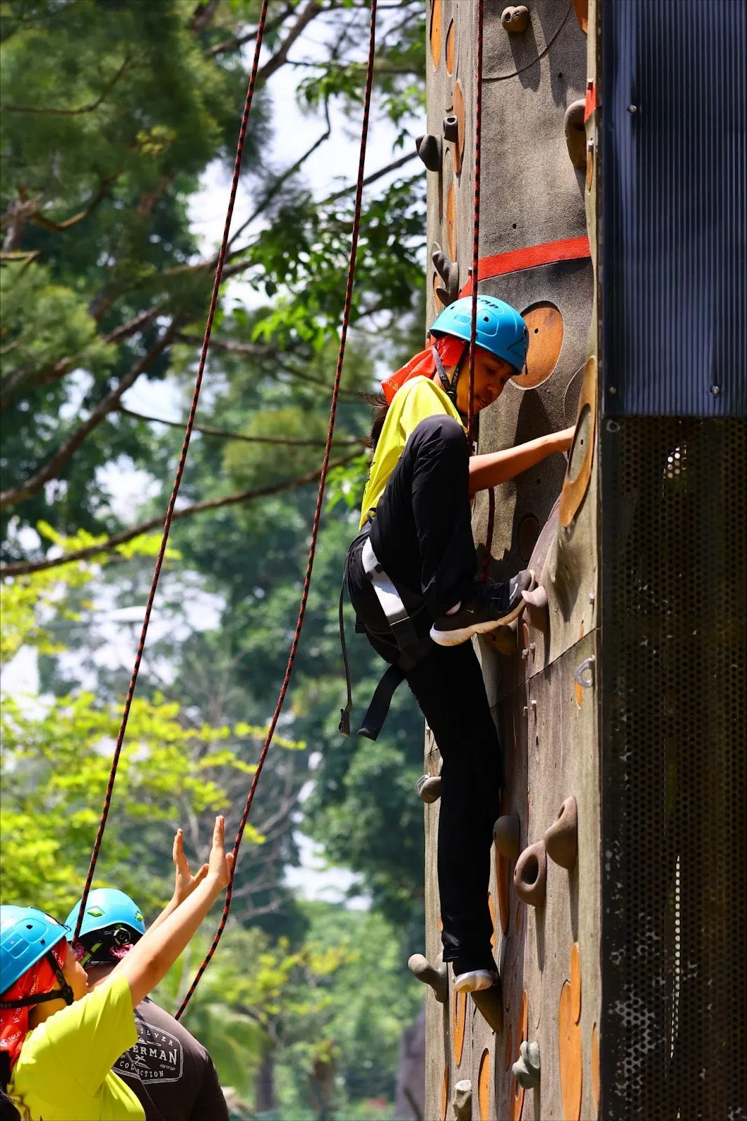 露营活动主要分为两个部分：高空活动和低空活动。在高空活动中，学生依次完成独木桥行走、高空滑索和攀岩三项任务。（丹绒加东女校提供）
