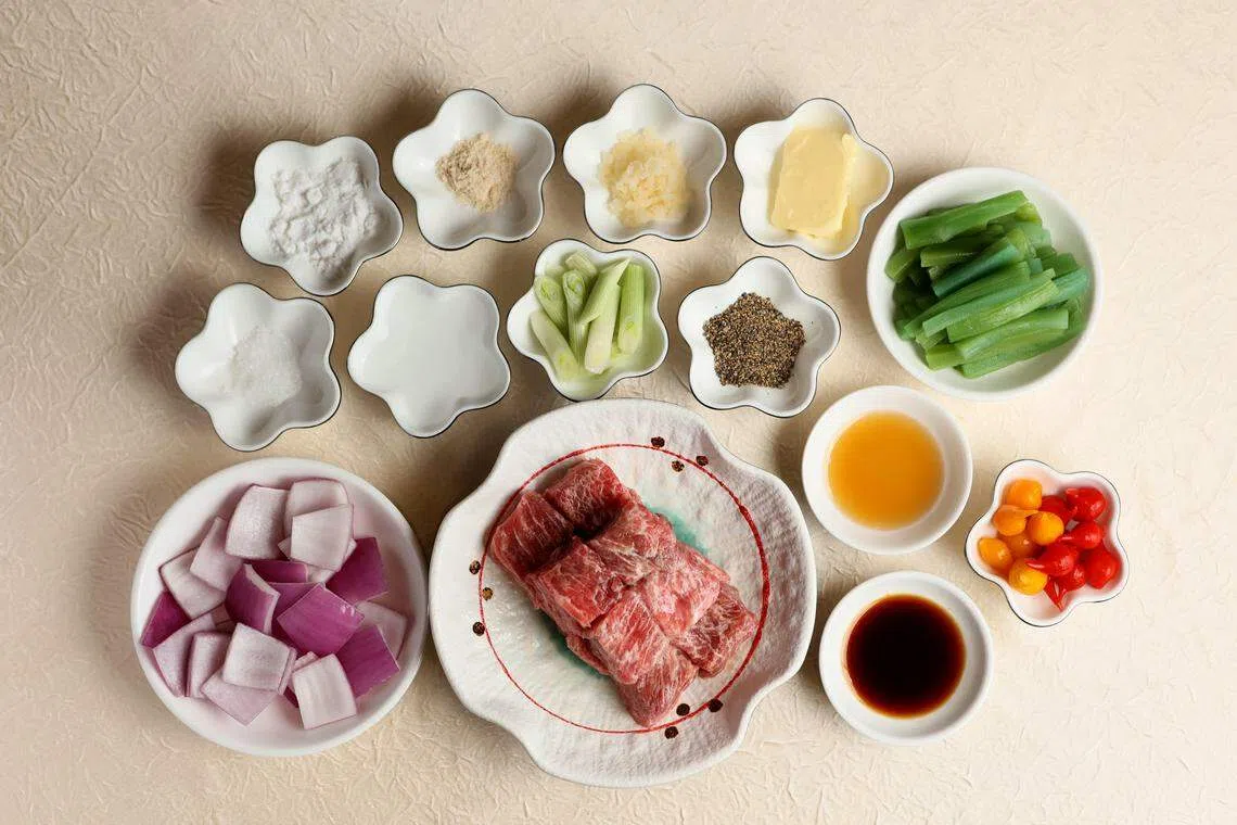 烹煮黑椒水滴和牛丁所需的食材。（龙国雄摄）