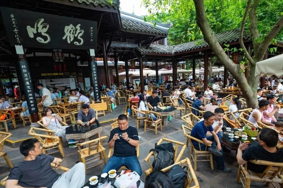 喝茶文化盛行的中国四川省成都市，超过400家茶楼被批量举报，四川省茶馆行业协会怀疑是恶意批量据报。