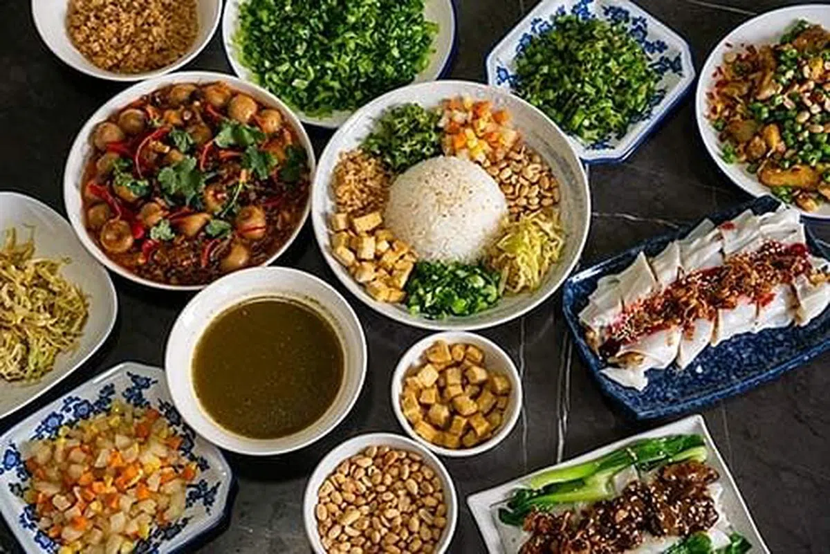 “雷宫”售卖正宗客家风味擂茶和算盘子。（商家提供）