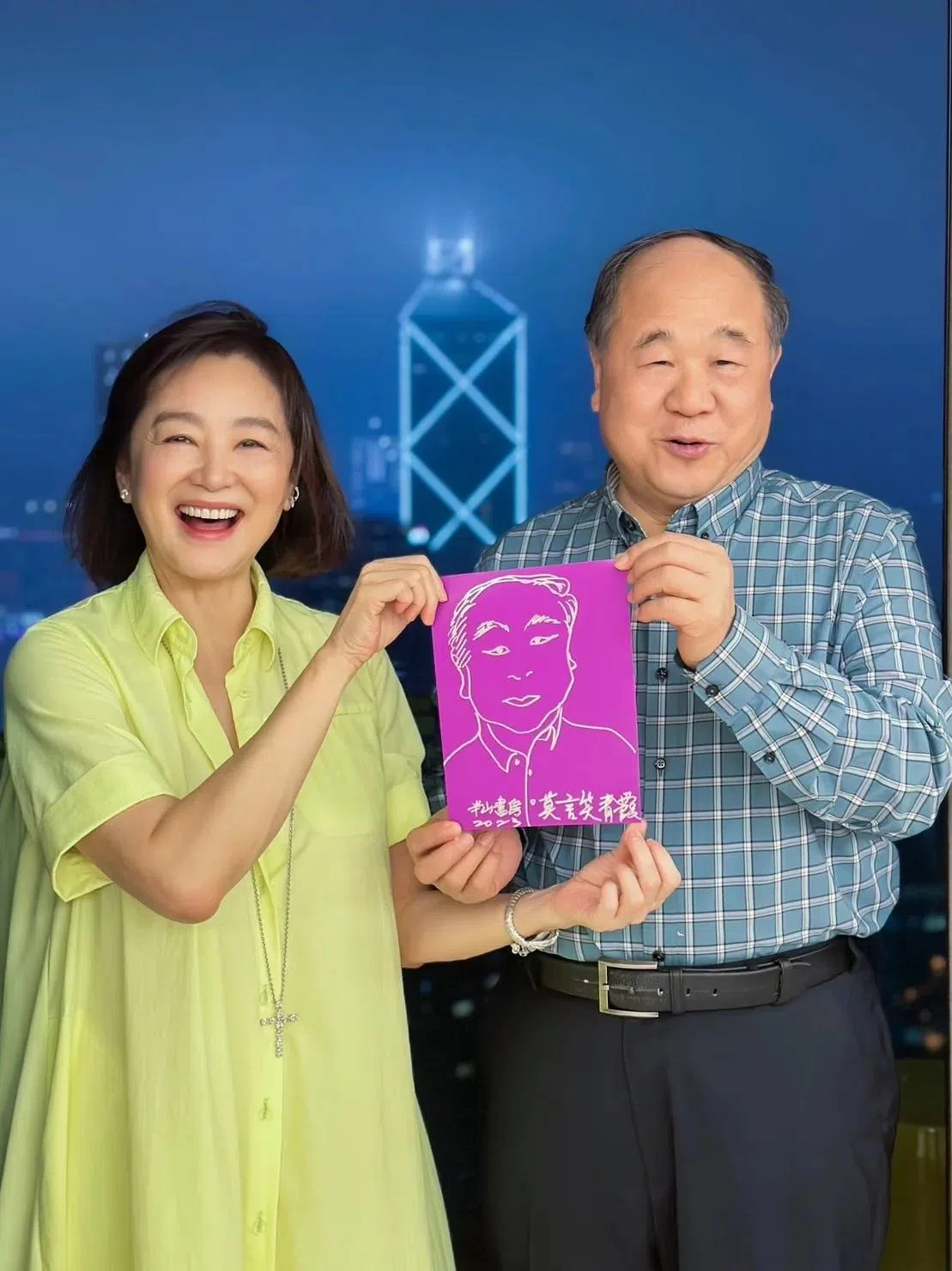 林青霞（左）开心秀出替莫言的素描。（互联网）