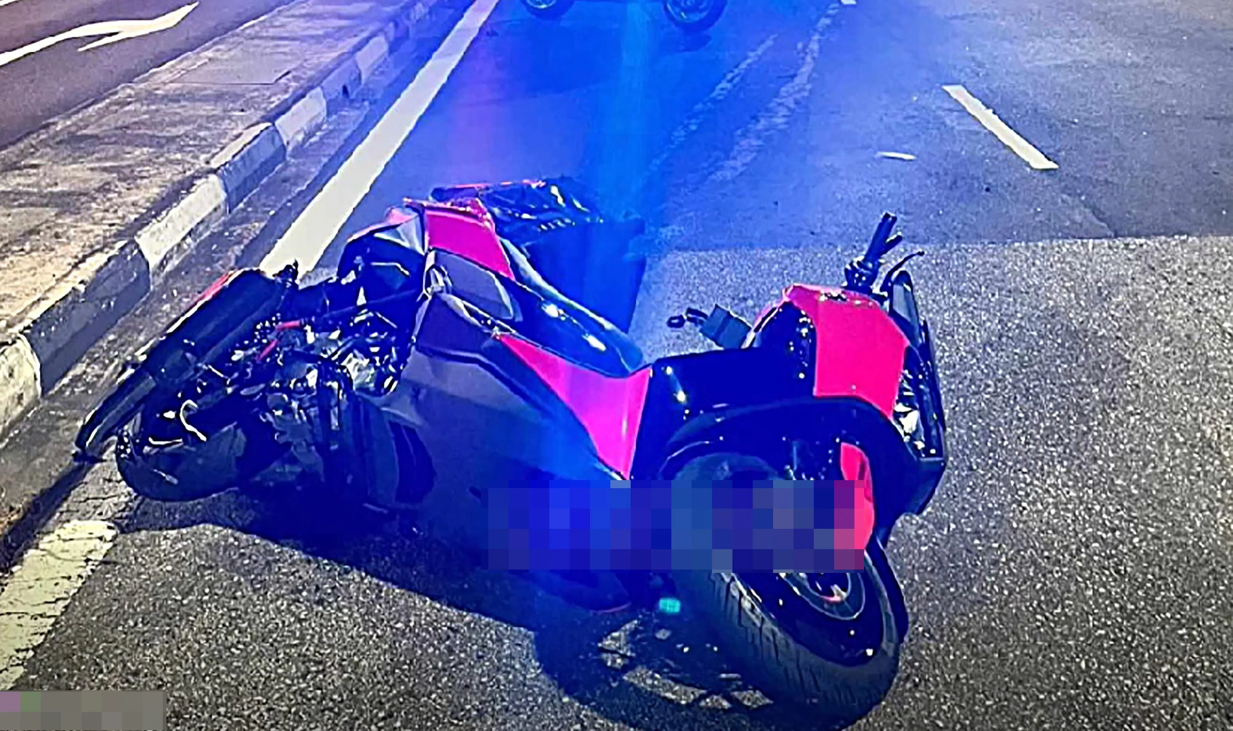 画面显示，一辆红色电单车事后倒在路旁，地上有碎片。一辆银色汽车则冲上中央分界堤，车头保险杠脱落，引擎盖严重变形。（取自脸书）