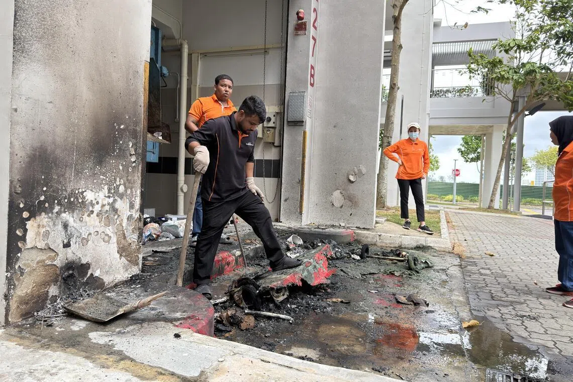 垃圾槽外面的部分墙壁被熏黑，地上还有一些未烧尽的残余物。（林明顺摄）