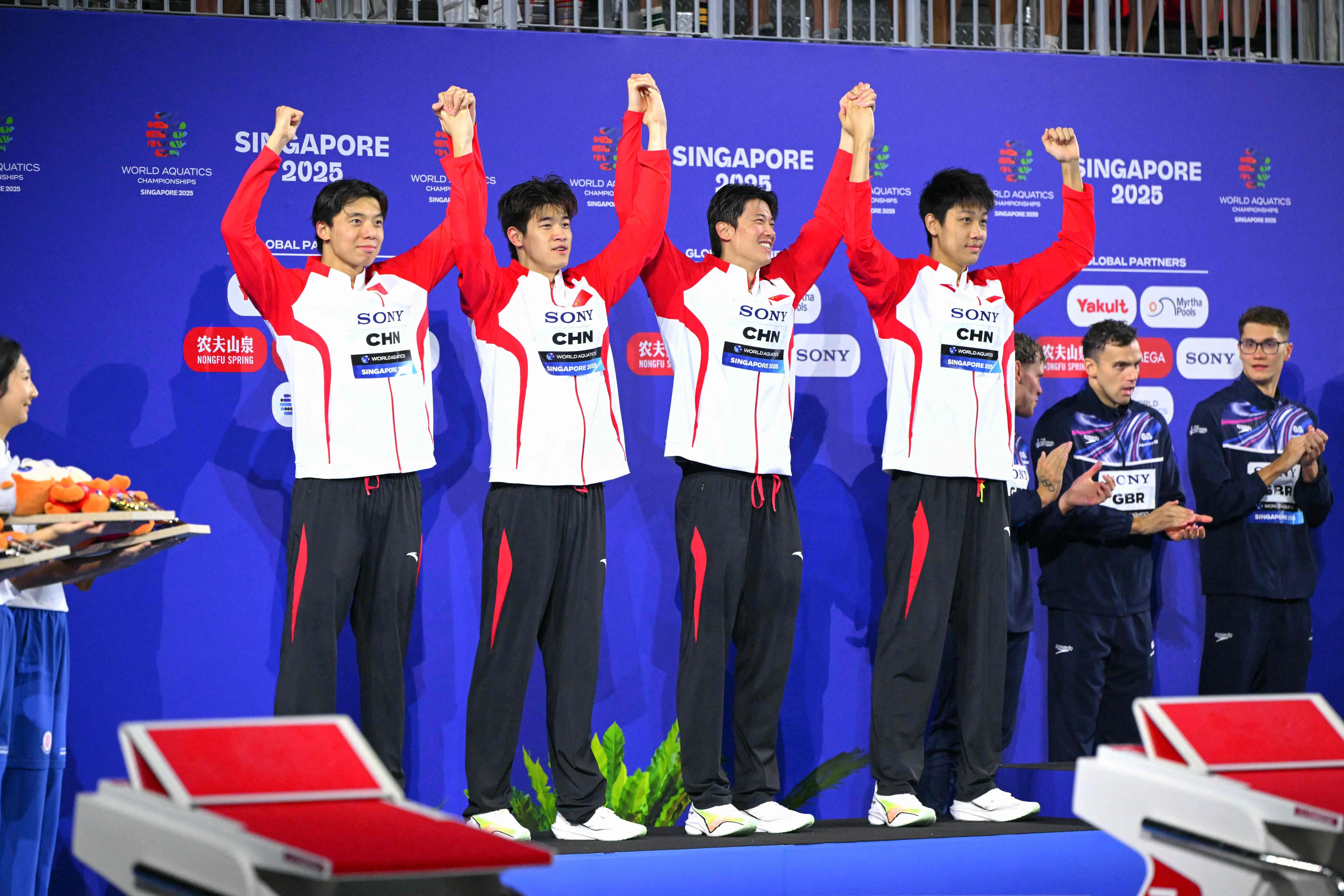 （左起）季新杰、潘展乐、汪顺和张展硕打破男子4X200米自由泳，勇夺银牌。（法新社）