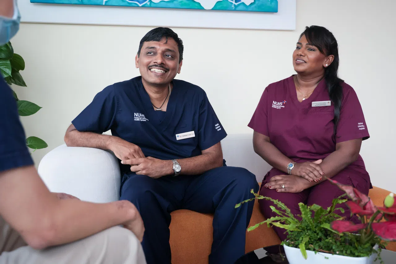 国大心脏中心胸肺外科部门高级顾问医生拉马纳坦客座副教授（左），以及国大医院复健中心首席物理治疗师吉塔·卡扬布博士正在与患者交谈。（张俊杰摄）