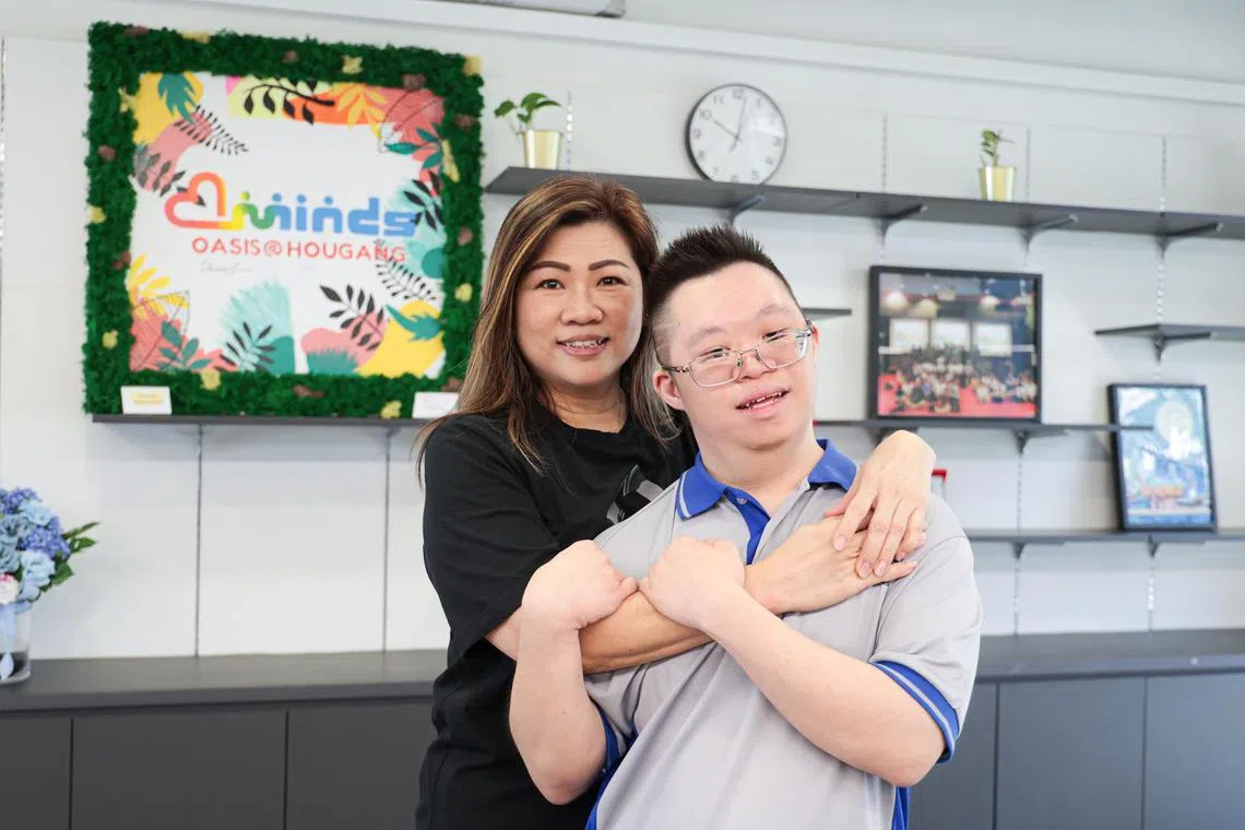 林美瑛（左）的儿子张俊杰平日会到MINDS中心学习。她庆幸儿子毕业后仍可充实地打发时间，掌握技能。（李冠卫摄）