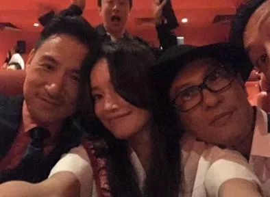 舒淇（中）当年和偶像歌神张学友（左）在演唱会后台相见欢。（互联网）