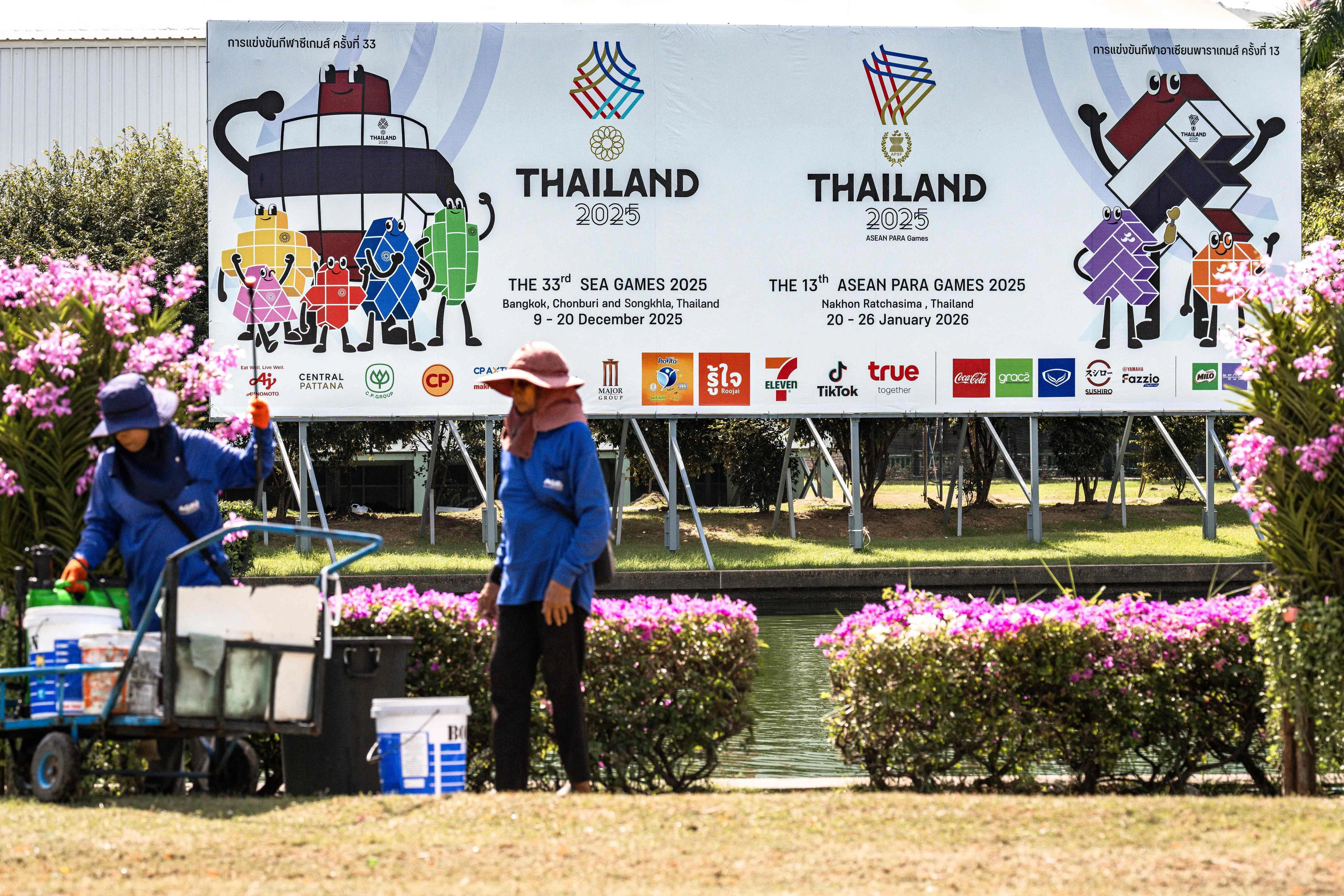 位于曼谷的拉加曼加拉国家体育场将举办两个小组的东运会足球赛，以及半决赛和决赛。我国幼狮队换组后也将在这里比赛。图为体育场外的园丁正在工作。（法新社）