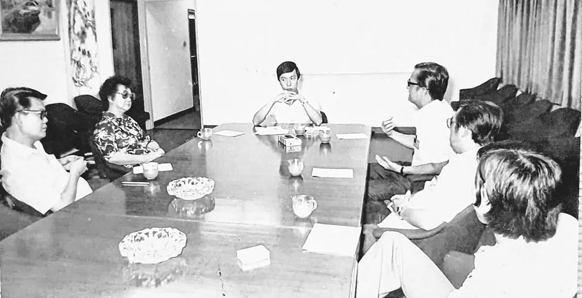 《晚风》1984年3月21日发表“灯火不息之一——从年轻人的作品谈到华文文艺的动向与前景”座谈。左起周粲、孟紫、董农政（主席）、风沙雁、徐柏钦与夏心。（作者提供）