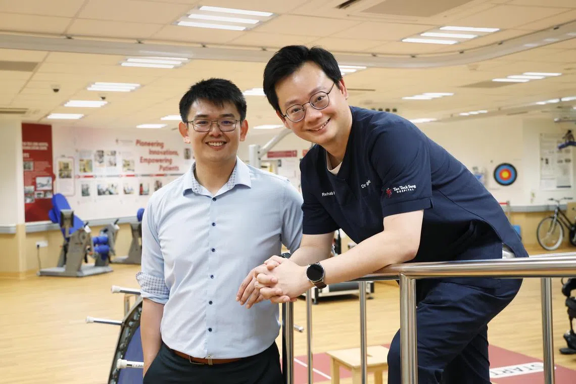 陈笃生医院康复医学科部顾问医生王保利（右）在临床研究中，试用由本地医疗科技公司Carecam创始人杨俊杰（左）带领团队研发的人工智能3D步态分析软件。（蔡家增摄）