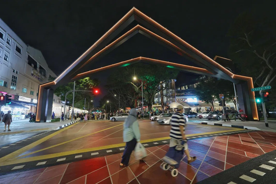 这个坐落在樟宜路和芽笼士乃路交界处的新拱门高20米、宽30米，以现代设计刻画传统的马来甘榜房屋顶棚，象征着芽笼士乃从昔日的马来族聚居区发展成如今充满活力的社区。（唐家鸿摄）