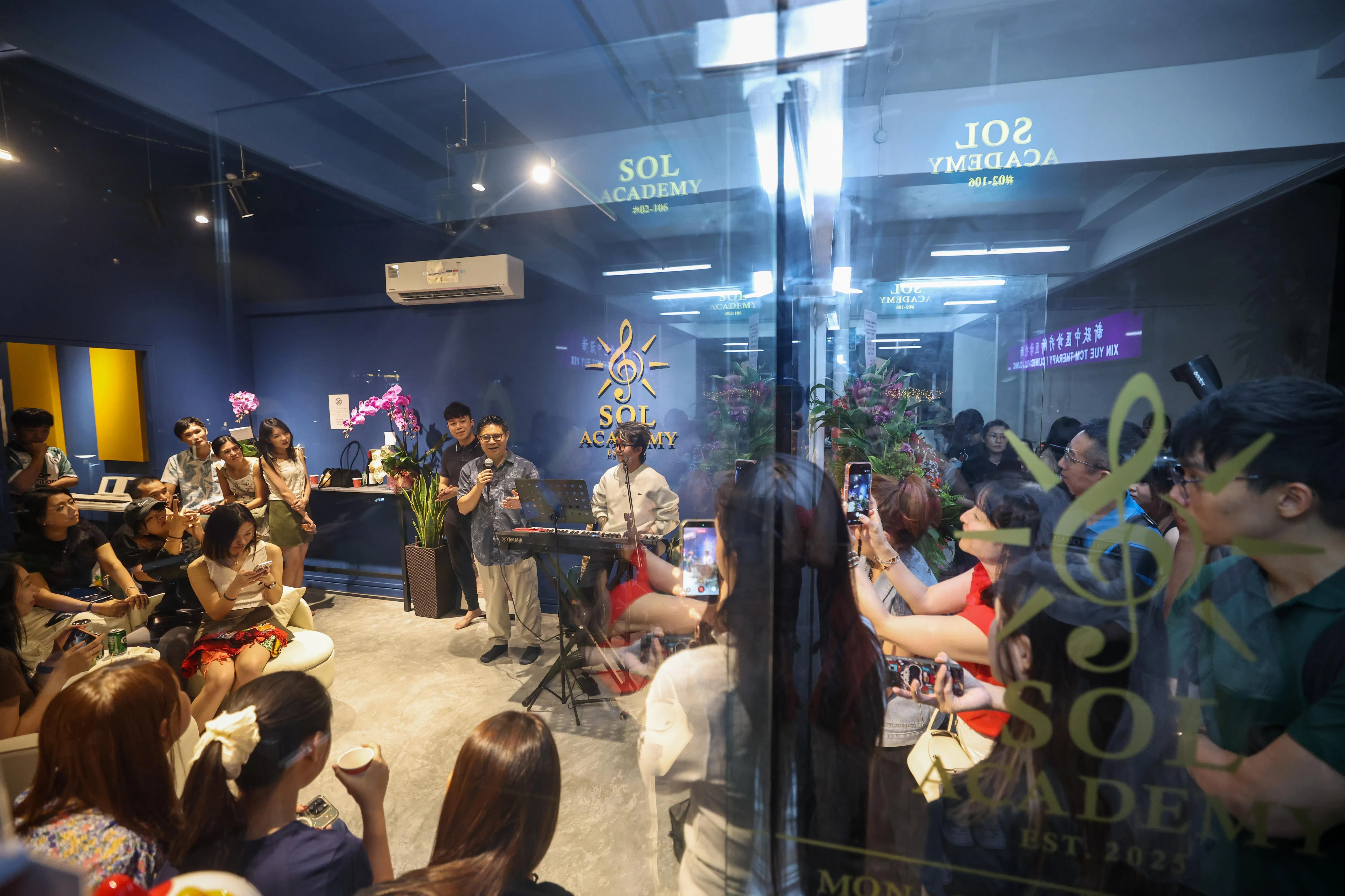 白阳音乐学院星期六开幕，丹戎巴葛集选区议员符策翔到场支持，也献唱伍思凯的《特别的爱给特别的你》。（陈渊庄摄）