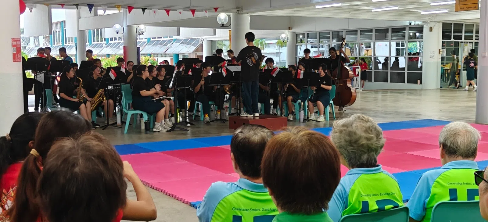 铜管乐团演奏了多首经典国庆曲目，让年长者沉浸在庆祝国庆的欢乐氛围中。（安德逊实龙岗初院提供）