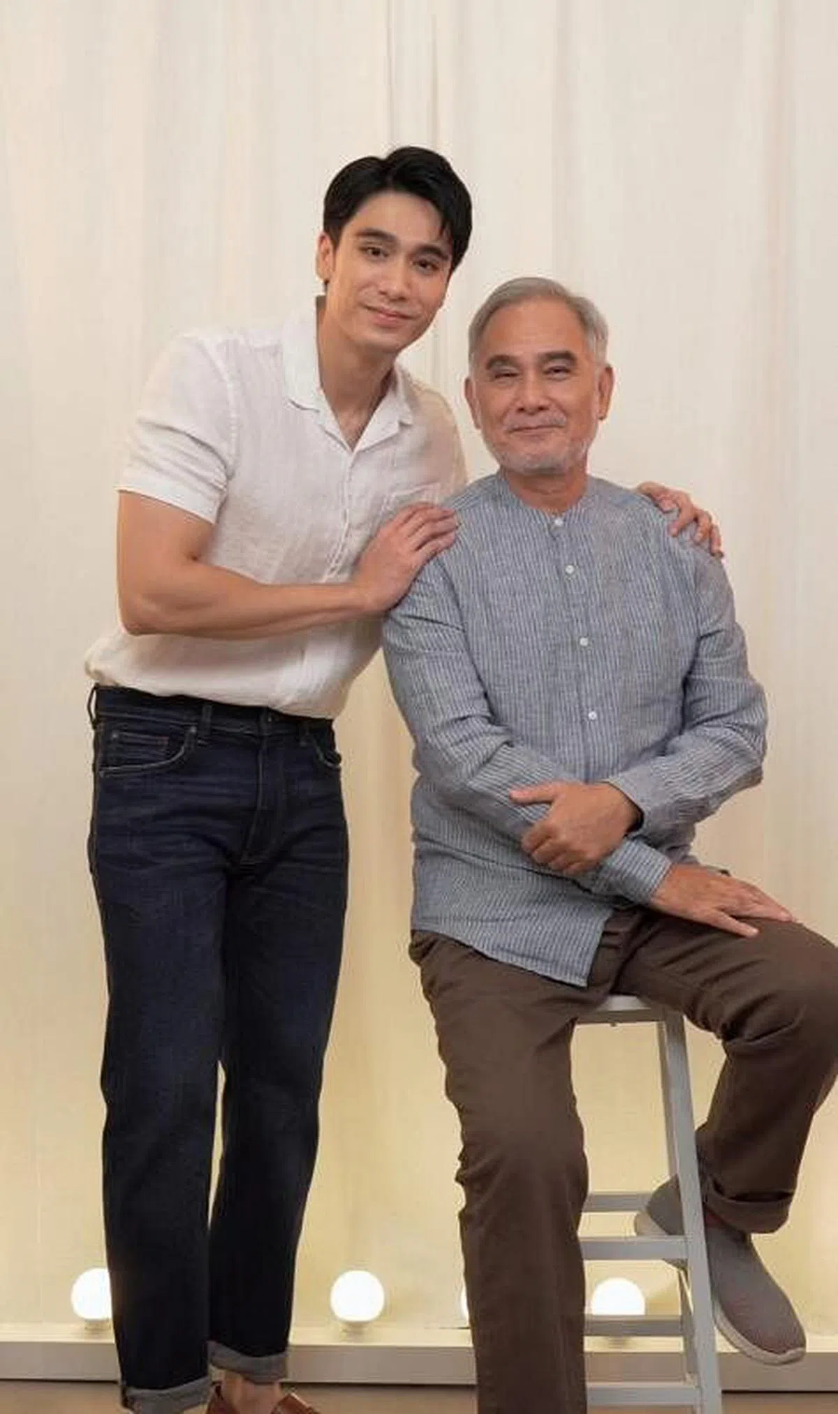 朱哲伟（左）说朱厚任是把欢乐带给家人的好爸爸。（受访者提供） 